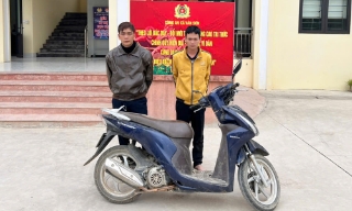 Công an xã Vân Sơn bắt giữ hai đối tượng trộm cắp xe máy